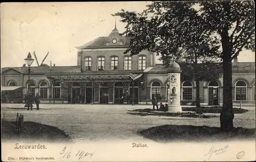 Ak Leeuwarden Friesland Niederlande, Station, Bahnhof, Litfaßsäule