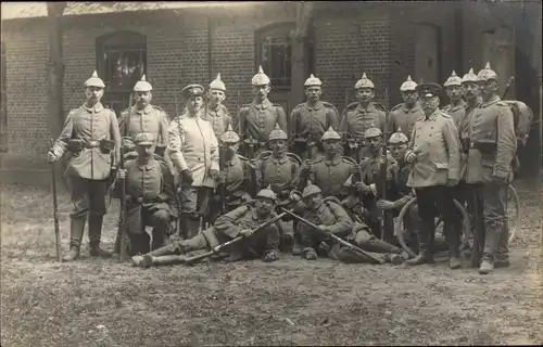 Foto Ak Deutsche Soldaten in Uniformen, Ausrüstung, I. WK
