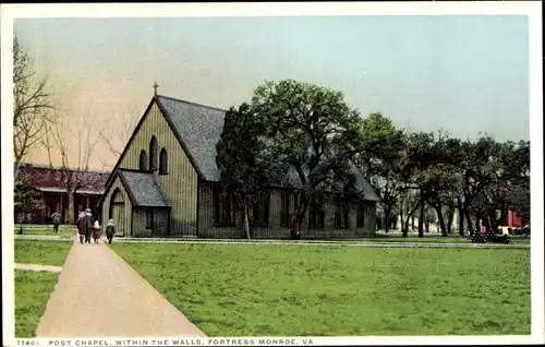 Ak Hampton Virginia USA, Fort Monroe, Post Chapel, Innerhalb der Mauern