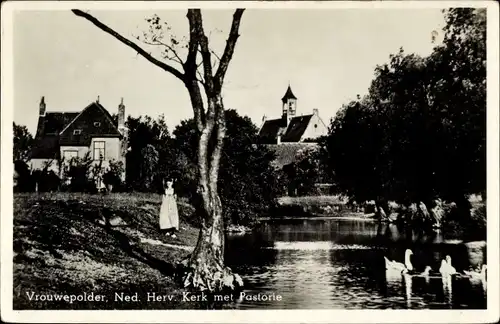 Ak Vrouwenpolder Walcheren Zeeland Niederlande, Ned. Herv. Kerk met Pastorie, Schwäne, Gewässer