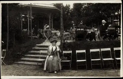 Foto Ak Toul Meurthe et Moselle, Terrasse, Restaurant, Noble Frau