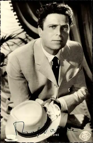 Ak Schauspieler Raf Vallone, Portrait mit Hut, Autogramm