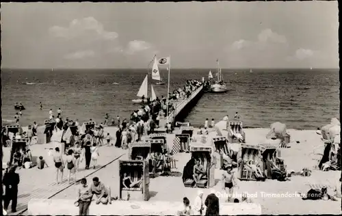 Ak Timmendorfer Strand in Ostholstein, Strandleben, Landungssteg, Segelboote, Strandkörbe