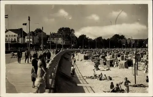 Ak Ostseebad Travemünde Lübeck, Promenade, Strandleben, Flaggen