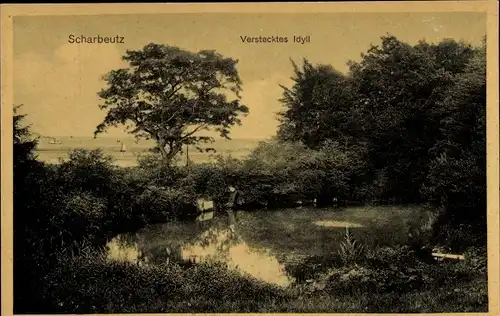 Ak Scharbeutz in Ostholstein, Verstecktes Idyll, Teichpartie, Meer im Hintergrund