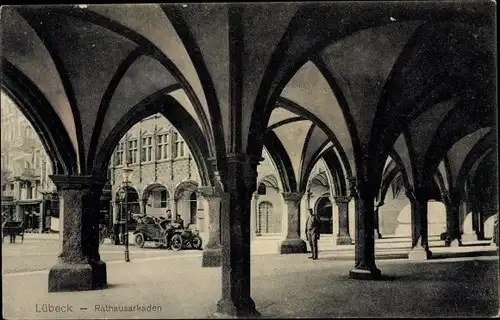 Ak Lübeck, Rathausarkaden, Auto