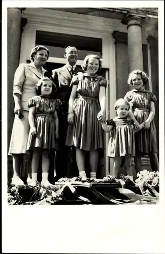 Ak Königin Juliana der Niederlande mit Familie, Palast Soestdijk 1950