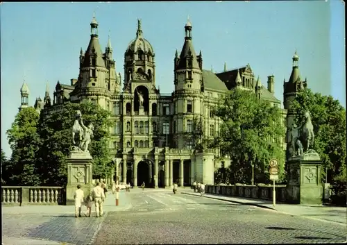 Ak Schwerin in Mecklenburg, Schloss, Pädagogisches Institut, Passanten