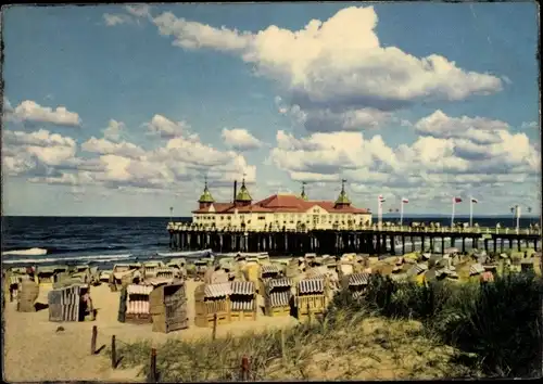 Ak Ostseebad Ahlbeck Heringsdorf auf Usedom, Seebrücke, Strand, Strandkörbe