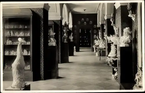 Ak Meißen an der Elbe, Staatliche Porzellanmanufaktur, Schauhalle, Teilansicht