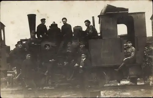 Foto Ak Eisenbahn, Güterzug, Arbeiter, Männer in Uniformen