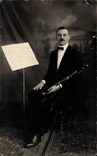 Foto Ak Musiker, Portrait mit Oboe, Notenständer, Autogramm
