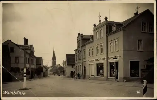 Foto Ak Weinböhla in Sachsen, Straßenpartie, Zigarrenhandlung