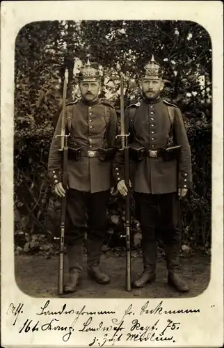 Foto Ak Deutsche Soldaten in Uniformen, Pickelhaube, Blankwaffen, I. WK
