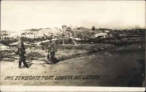 Foto Ak Liège Lüttich Wallonien, Deutsche Soldaten vor zerstörtem Fort Loucin, I WK