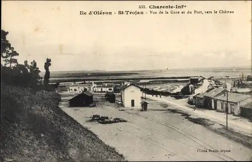 Ak Saint Trojan les Bains Ile d’Oléron Charente Maritime, Vue de la Gare et du Port, vers le Chateau