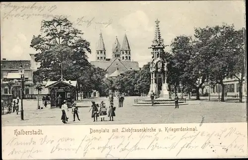 Ak Halberstadt am Harz, Domplatz, Liebfrauenkirche, Kriegerdenkmal