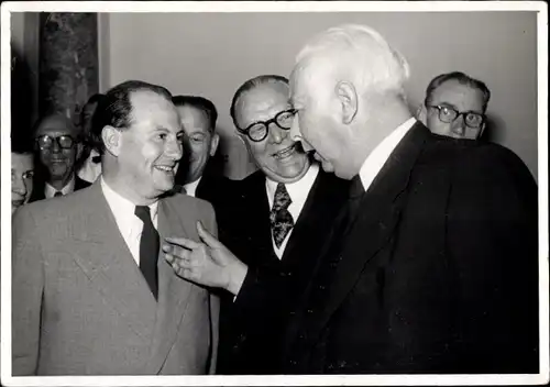 Foto Ak Wiesbaden in Hessen, Männer in Anzügen bei einer Veranstaltung