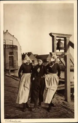 Ak Volendam Nordholland Niederlande, drei Kinder in Tracht, Glocke