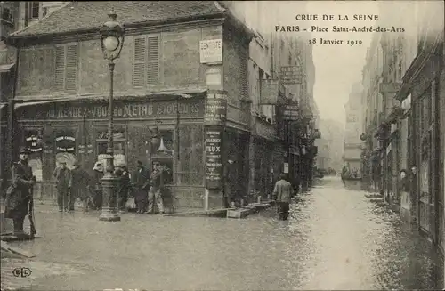 Postkarte Paris VI, Place Saint-André des Arts, Die große Seine-Flut Januar 1910