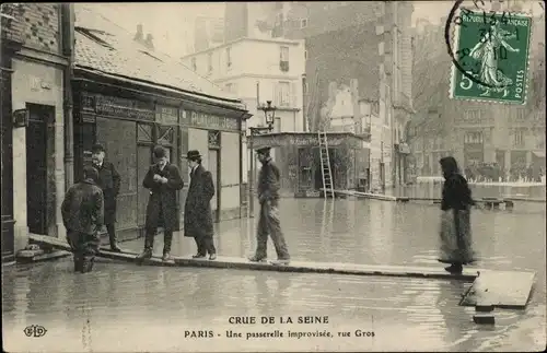 Ak Paris XVI Passy, Eine improvisierte Fußgängerbrücke, rue Gros, Die große Seineflut, Januar 1910
