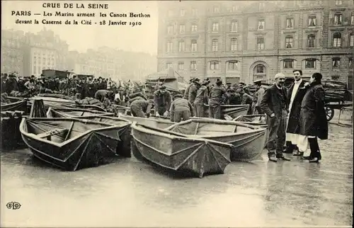 Ak Paris, Die große Seine-Flut Januar 1910, Matrosen rüsten die Canots Berthon vor der Kaserne aus