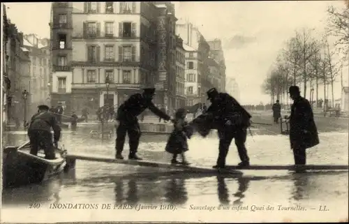 Ak Paris V., Überschwemmung 1910, Rettung eines Kindes, Quai des Tournelles
