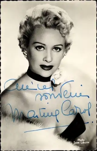 Ak Schauspielerin Martine Carol, Halsband mit Blüte, Pelzstola, Autogramm