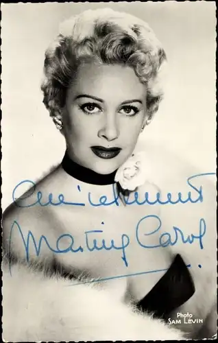 Ak Schauspielerin Martine Carol, Halsband mit Blüte, Pelzstola, Autogramm