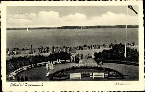 Ak Ostseebad Travemünde Lübeck, Blick über die Promenade zur Ostsee, Flagge, Ruhebänke