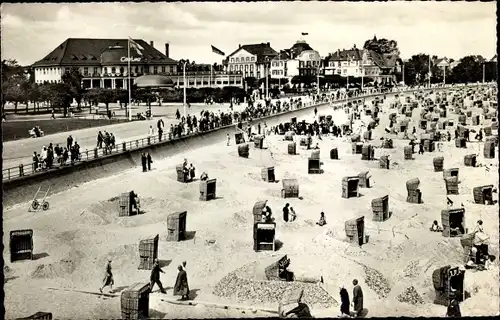 Ak Ostseebad Travemünde Lübeck, Strand, Strandkörbe, Flaggen, Promenade
