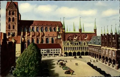 Ak Lübeck, Marktplatz mit St. Marien Kirche und Rathaus