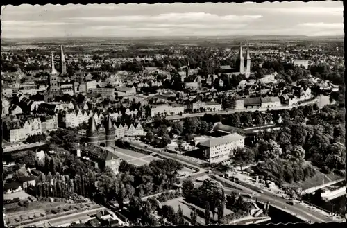 Ak Hansestadt Lübeck, Totalansicht, Holstentor, Marienkirche