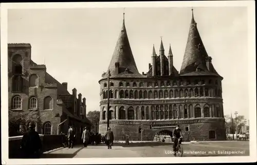 Ak Lübeck, Holstentor, Salzspeicher