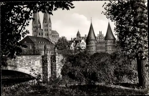 Ak Hansestadt Lübeck, Holstentor, St. Marien, Brücke