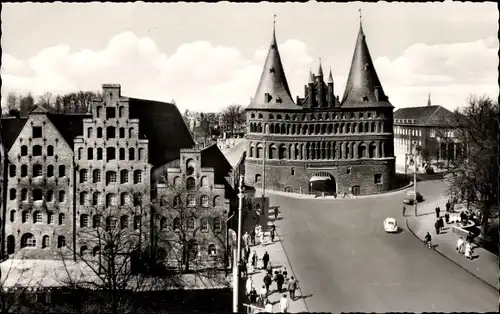 Ak Hansestadt Lübeck, Holstentor, Salzspeicher, Passanten