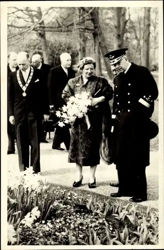 Ak Königin Juliana der Niederlande, König Gustav VI. von Schweden, Keukenhof 1955