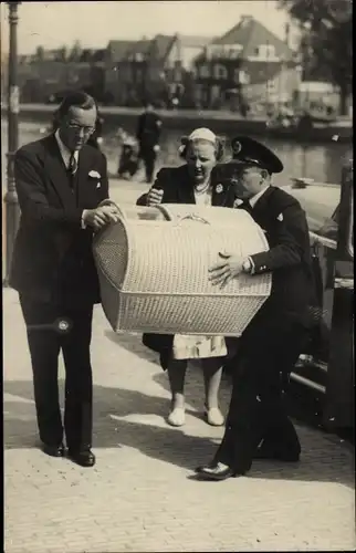 Foto Ak Königin Juliana der Niederlande, Prinz Bernhard, Prinzessin Margriet