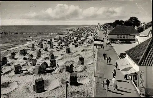 Ak Ostseebad Kellenhusen in Holstein, Promenade, Strand, Strandkörbe, Passanten