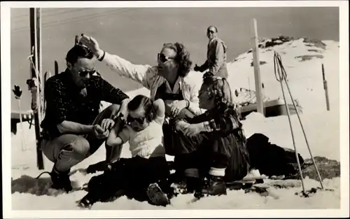 Ak Niederländisches Königspaar, Juliana und Bernhard, Prinzessinen Irene und Magriet, Zermatt 1948