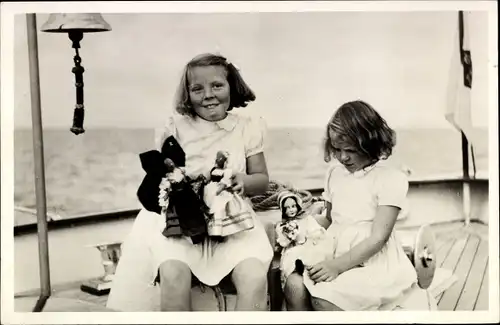 Ak Prinzessin Beatrix und Irene der Niederlande, Puppen, Yacht Piet Hein am 10. September 1946