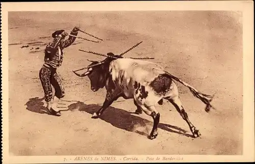 Ak Nîmes Gard, Arenas de Nimes, Corrida, Verlegung von Banderilles