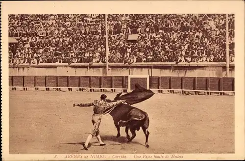 Ak Nîmes Gard, Arenes de Nimes, Corrida, ein hoher Pass von Muleta