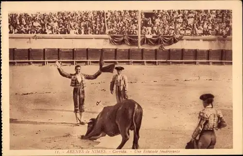 Ak Nîmes Gard, Arena de Nimes, Corrida, ein Schlaganfall