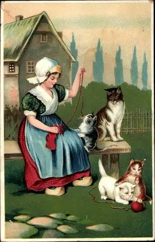 Ak Frau in niederländischer Tracht mit Strickzeug, Katzen