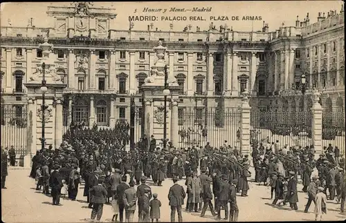 AK Madrid Spanien, Königspalast, Plaza de Armas