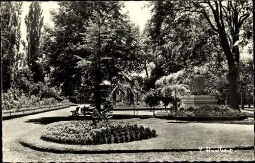 Ak Mantes la Jolie Yvelines, Square Brieussel-Bourgaois