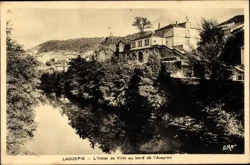 Ak Laguépie Tarn et Garonne, Das Rathaus am Ufer des Aveyron