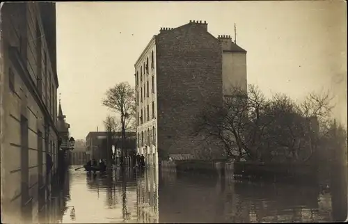 Foto Ak Paris, Hochwasser, überschwemmte Straßen, Ruderboot