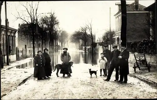 Foto Ak Paris, Hochwasser, überschwemmte Straße, Passanten, Hunde